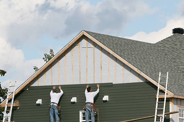Professional Siding technician working in Warren, OH